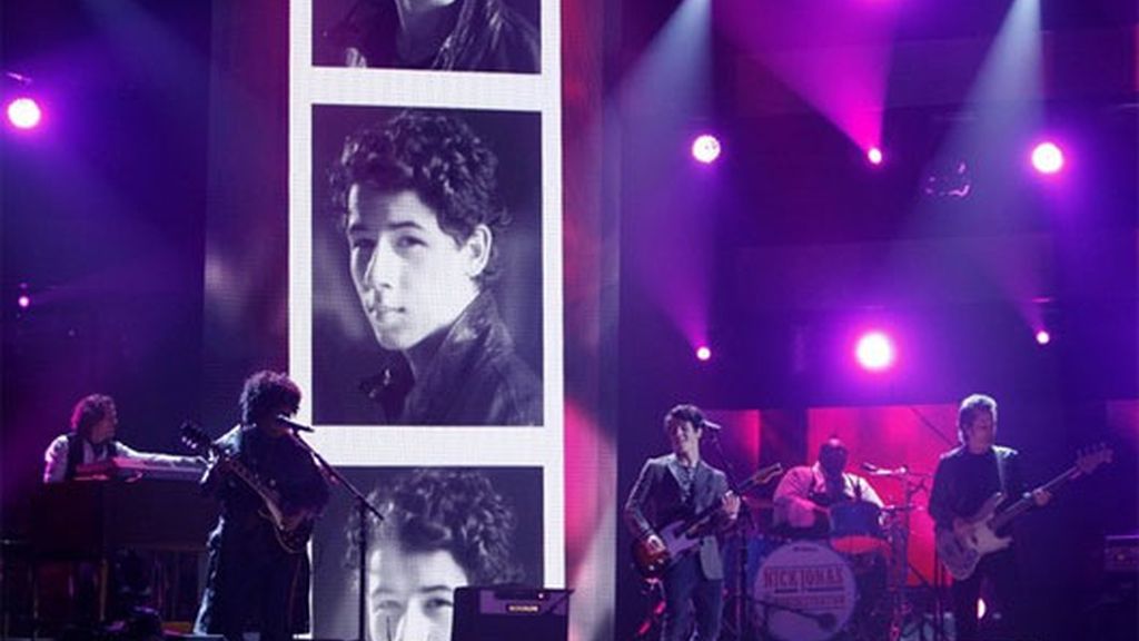 Nick Jonas con su banda
