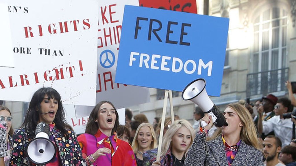 Un desfile por unas reconstruidas calles de París bajo la cúpula del Grand Palais
