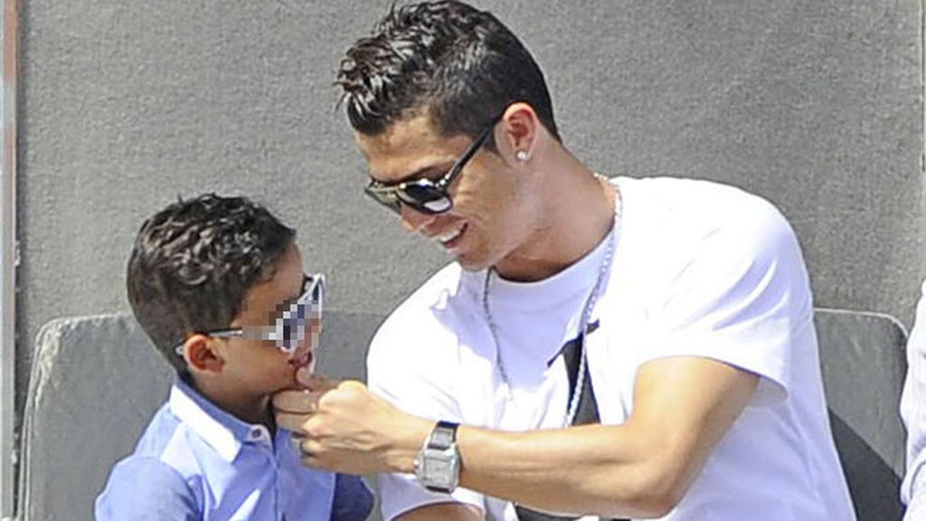 Cristiano Ronaldo estuvo muy pendiente de su hijo Ronaldo Jr.