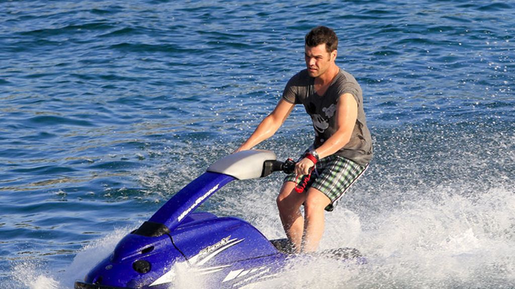 En verano, érase un famoso a una moto de agua pegado...