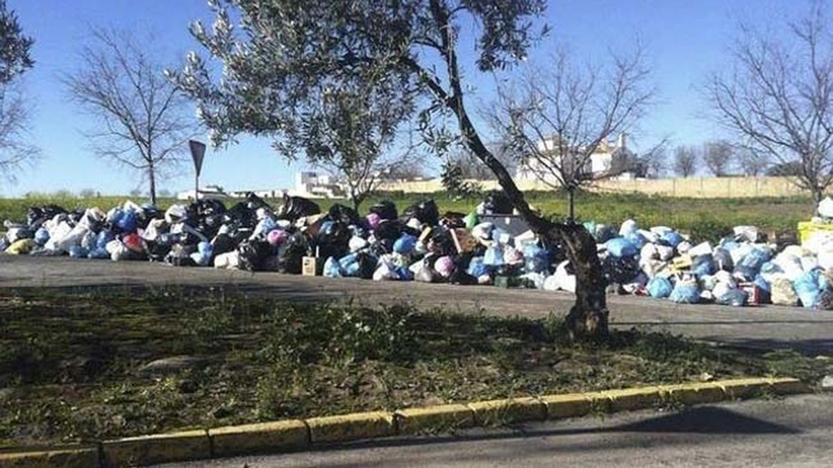 La basura se acumula en las calles de Sevilla