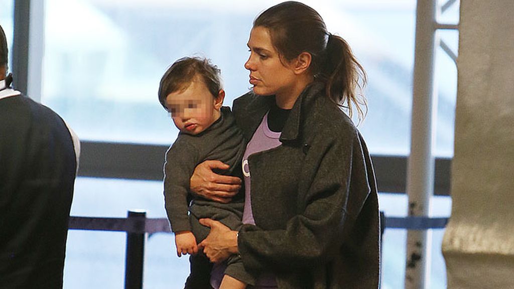 Carlota Casiraghi y Raphaël: 'casual style' madre-hijo en el aeropuerto de Los Ángeles