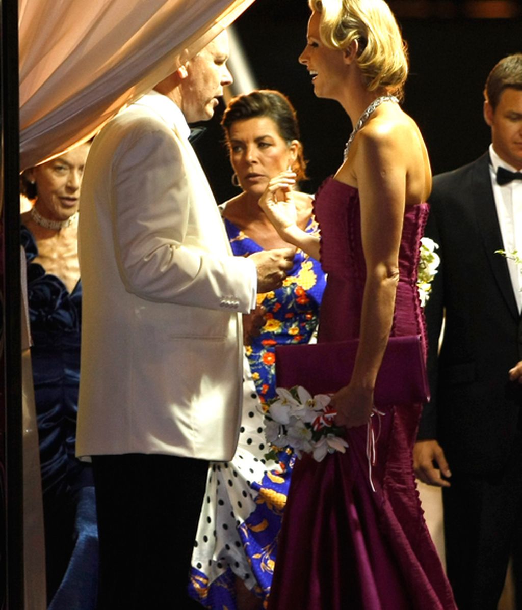 Charlene se planta el collar de bodas en la Gala de la Cruz Roja