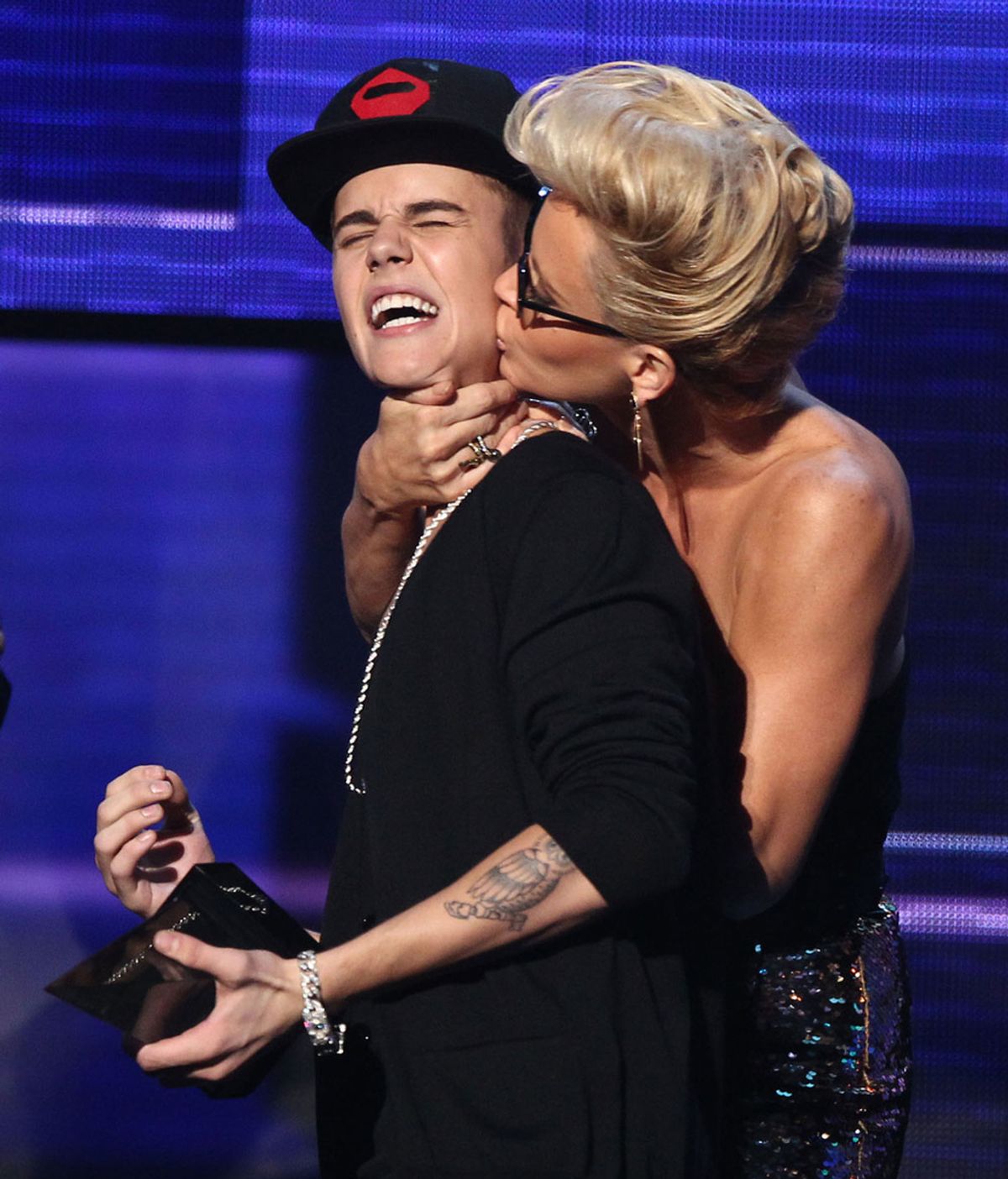 Jenny McCarthy besa a Justin Bieber en los American Music Awards