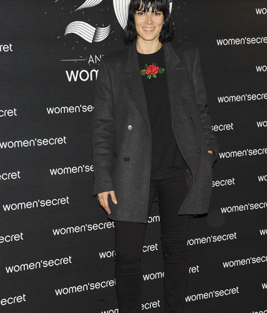 Bimba Bosé, vestida de negro