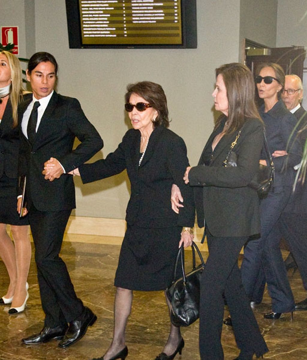 Isabel Preysler, rodeada de familia y amigos en el funeral de su hermana