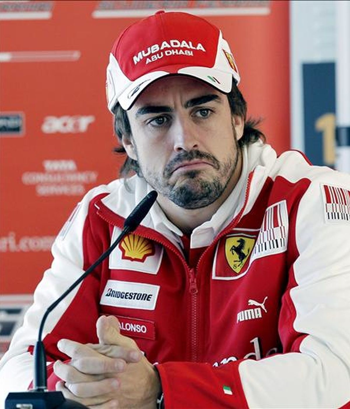 El piloto español de la escudería Ferrari, Fernando Alonso, durante la rueda de prensa que ha ofrecido en el circuito valenciano de Cheste. EFE