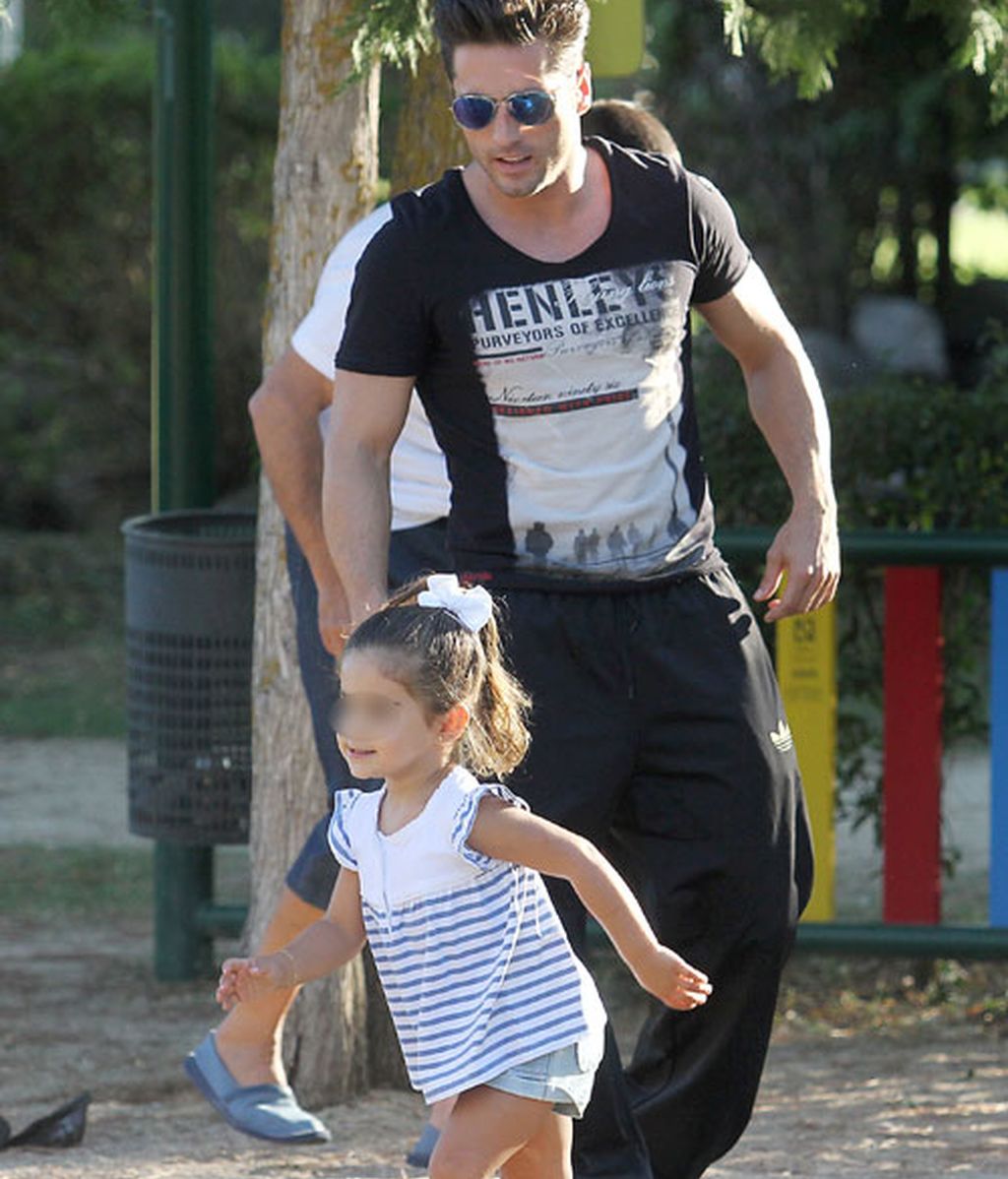 Papá Bustamante se divierte con su hija Daniella en los columpios