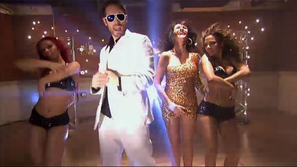 Oro, chicas despampanantes y mucho rito