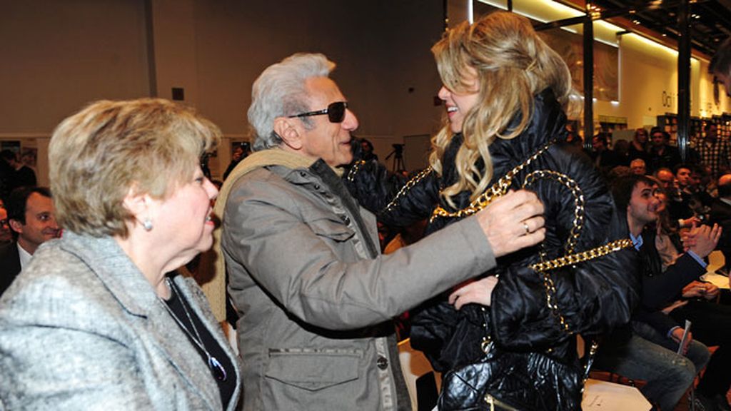 Shakira saludando a sus padres