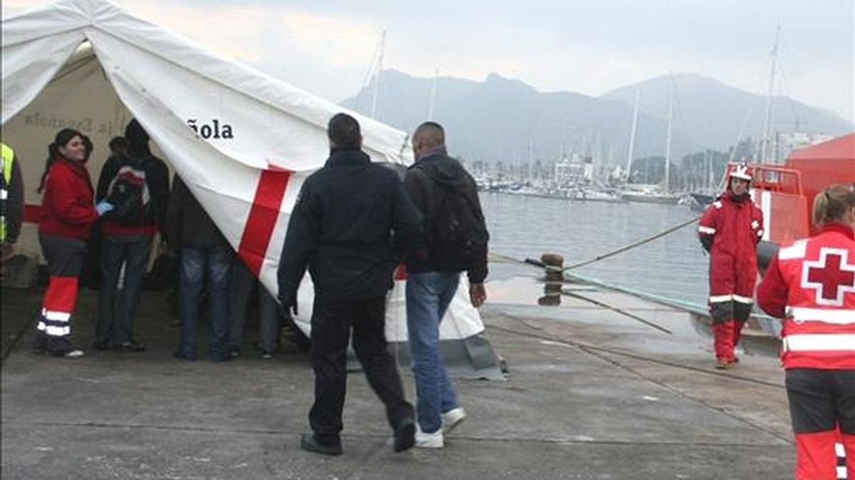 Fotografía facilitada por Cruz Roja de varios de los 50 inmigrantes que son atendidos por miembros de Cruz Roja en el puerto de Cartagena tras ser interceptadas cuatro pateras en las últimas horas cuando intentaban llegar a las costas murcianas. EFE