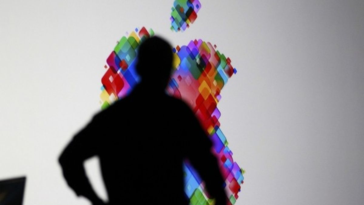 El CEO de Apple, Tim Cook sube al escenario durante la Apple Worldwide Developers Conference de 2012 en San Francisco, el 11 de junio.