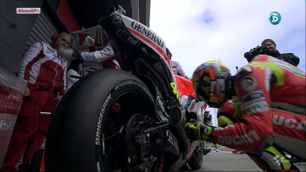 Valentino Rossi chequea su moto tras caerse en el calentamiento de Phillip Island