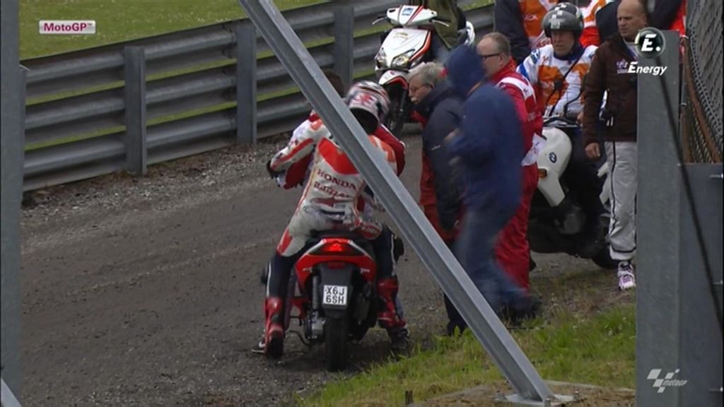 Aparatosa caída de Marc Márquez en los libres de Assen