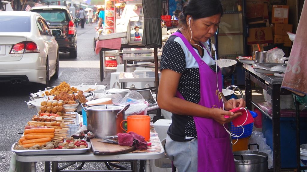 Vendedora de comida callejera conectada
