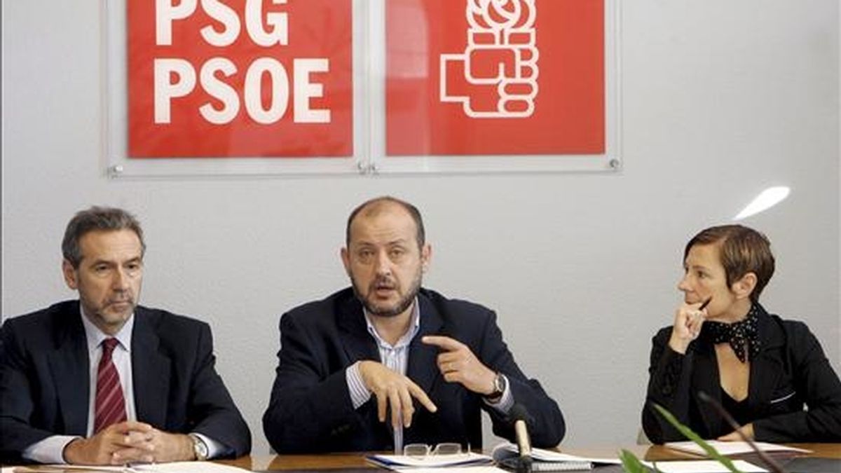 El vicesecretario general del PSdG y Conselleiro de Traballo, Ricardo Varela (c), acompañado por el conselleiro de Economía, José Ramón Fernández (i), y la secretaria de Organización del partido, Mar Barcón (d), en una reunión del partido. EFE