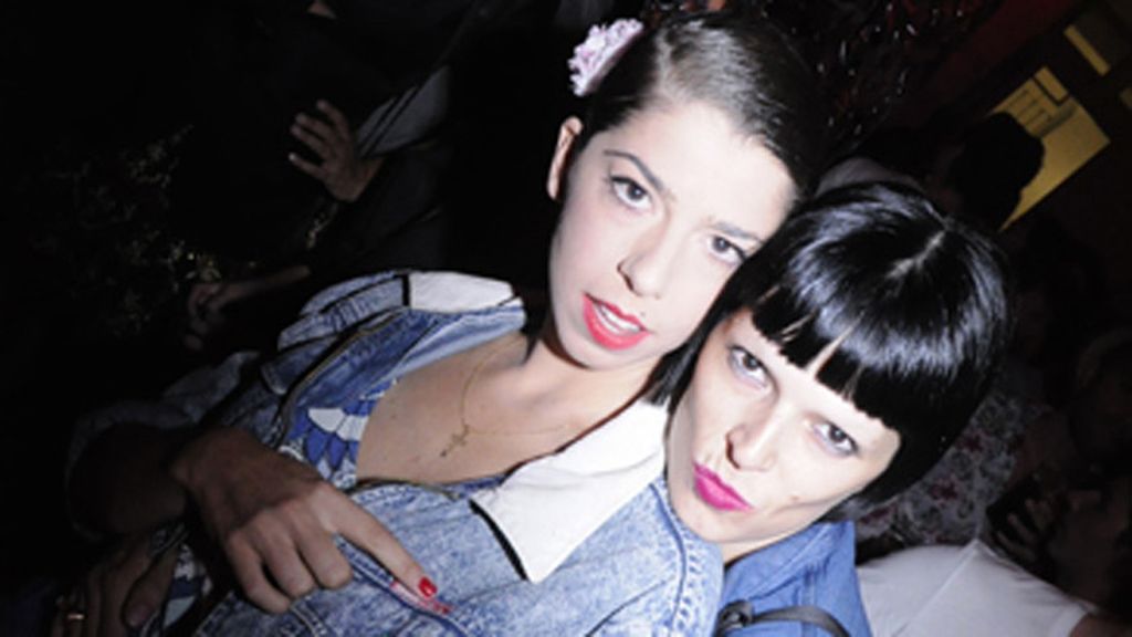 Julia de Castro, luciendo una espectacular peineta, junto a Bimba Bosé.