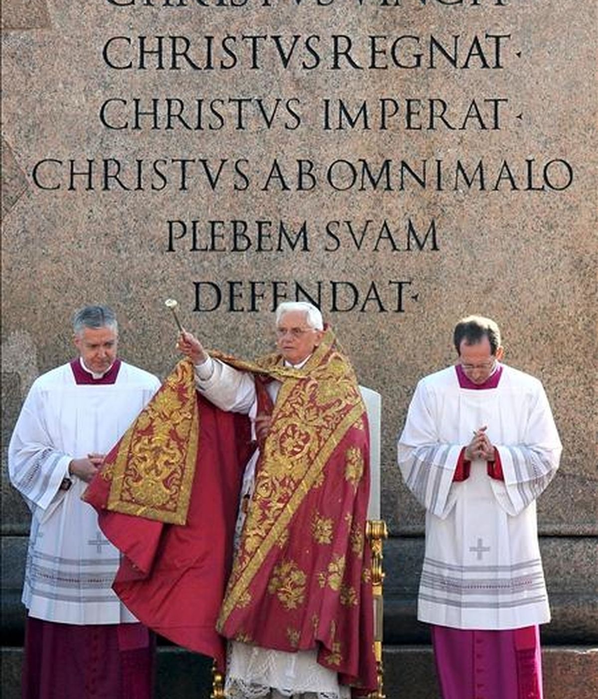 El papa Benedicto XVI (c) durante la misa que ofició ayer con motivo del Domingo de Ramos en la plaza de San Pablo de El Vaticano. EFE/Archivo