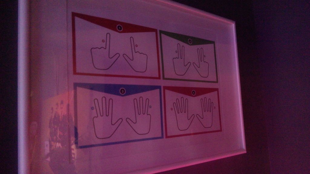 Dos salones con consolas, un bar, el primer FIFA...