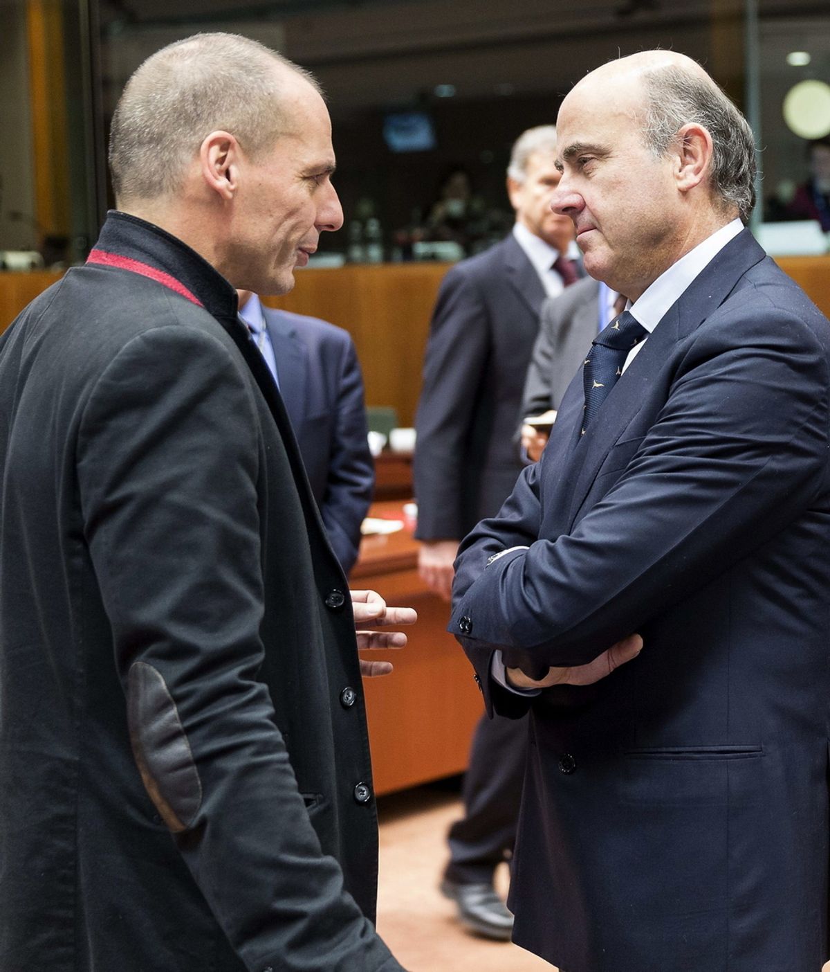 Luis de Guindos habla con Varoufakis