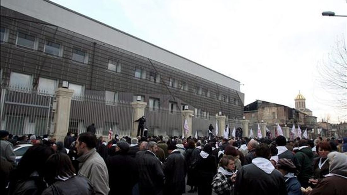 Manifestantes durante una protesta ayer delante de la residencia presidencial en Tiflis, Georgia. EFE