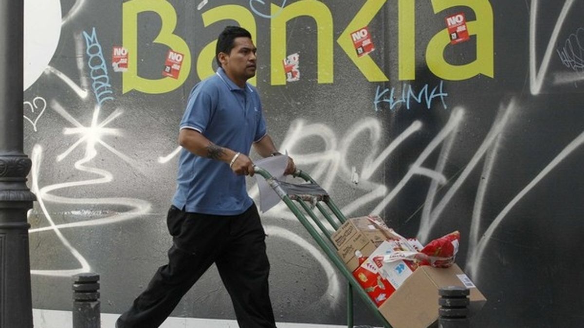 Imagen de una oficina de Bankia llena de pintadas