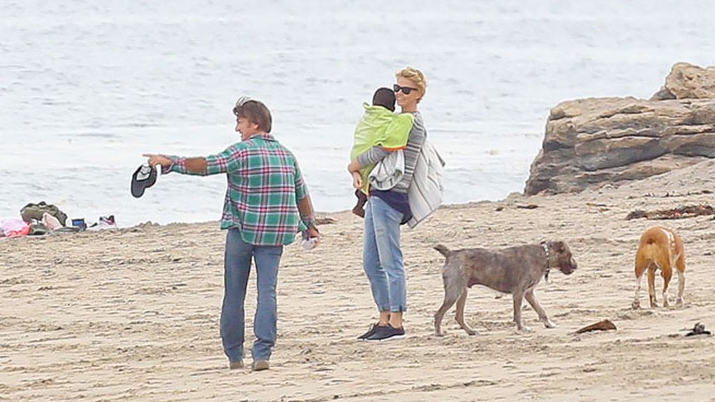 Besos y abrazos en la playa... la viva imagen de la felicidad