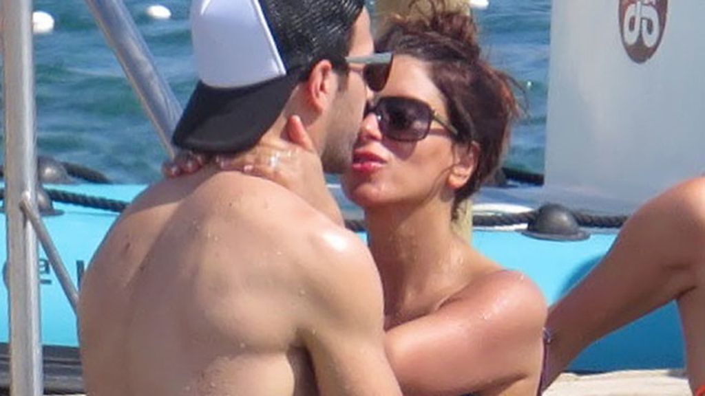 Cesc Fábregas y su chica, en las playas de Ibiza