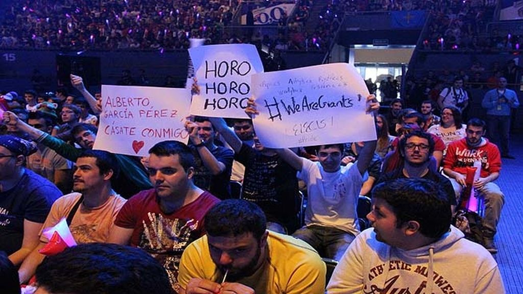 Miles de aficionados jalean a los equipos durante las finales de la 'LCS' en Madrid