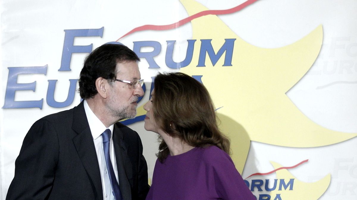 Rajoy saluda a Cospedal en un acto en Madrid