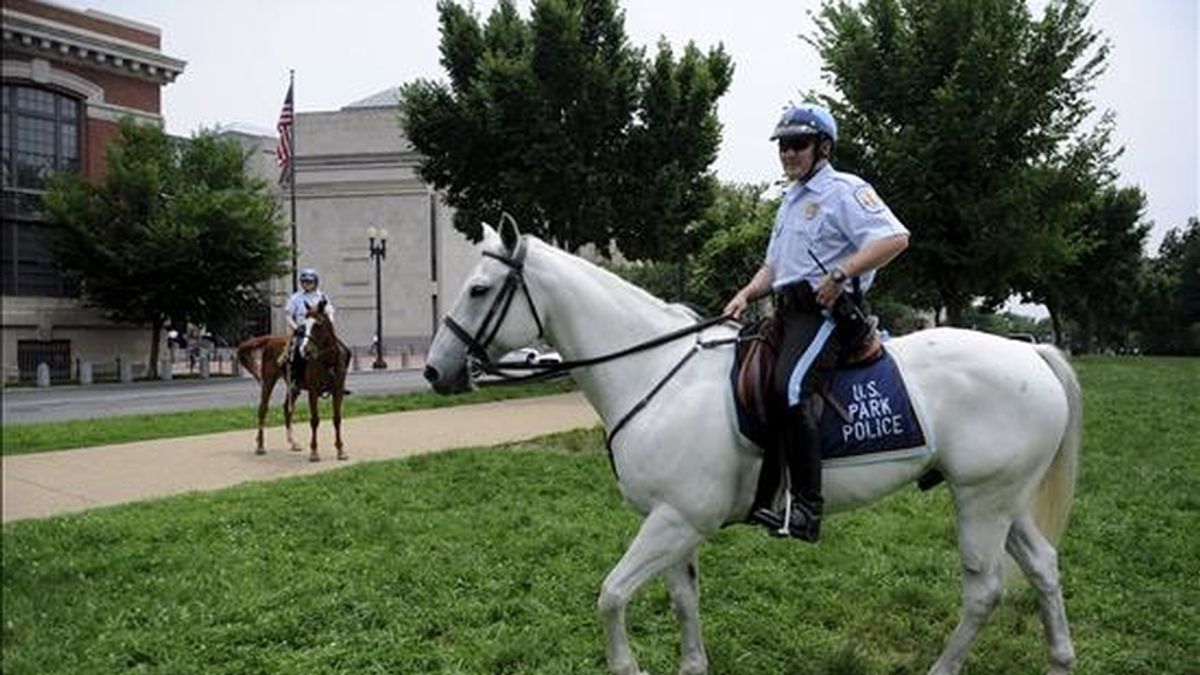 Agentes de policía inspeccionan el exterior del museo del Holocausto en Washington, Estados Unidos. EFE