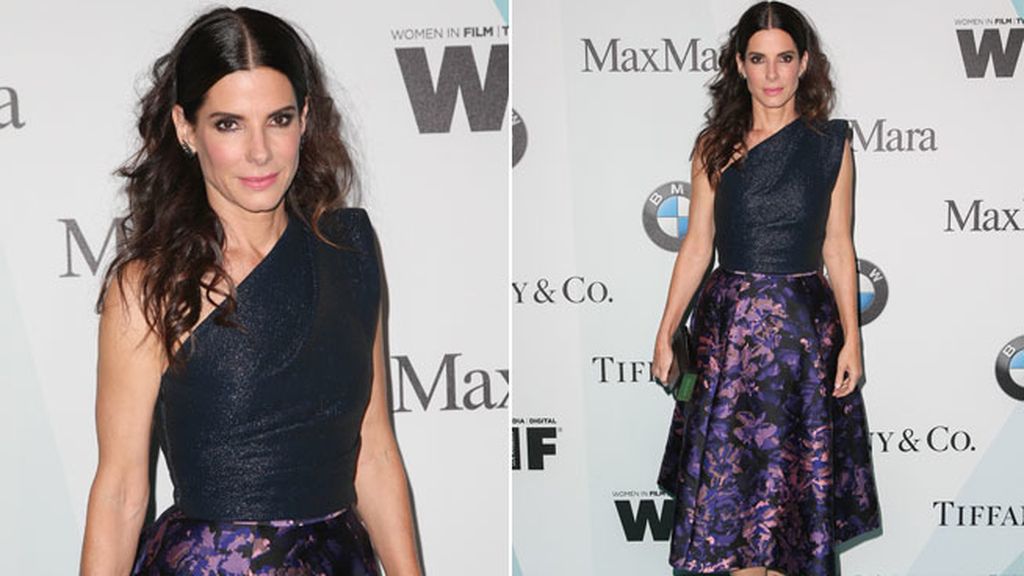 Sandra Bullock optó por un vestido de raso de una manga