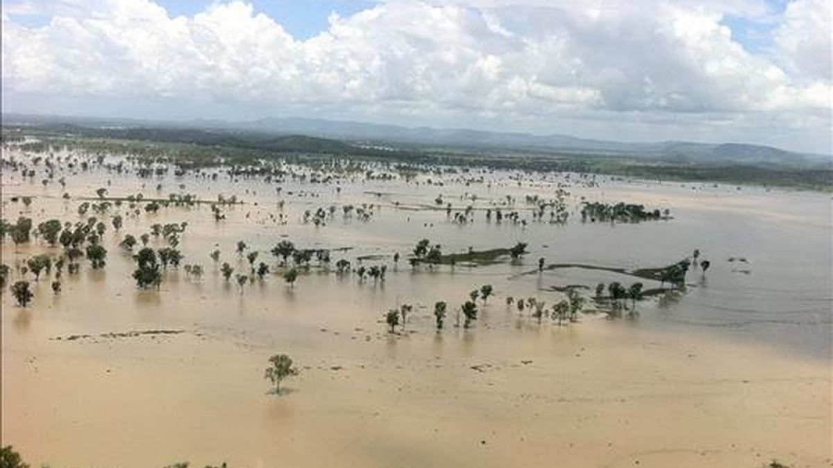 Imagen aérea tomada hoy de algunas de las propiedades inundadas Rockhampton, Australia, tras el desboradamiento del río Ftzroy. EFE