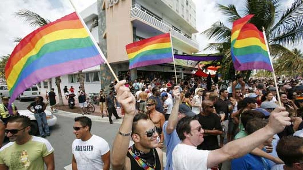 Banderas arcoiris ondeando en Miami