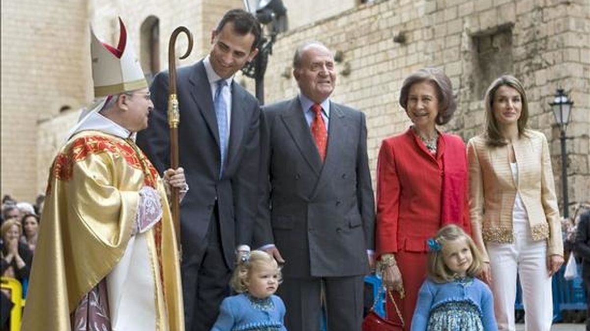 Los reyes acompañados de los príncipes de Asturias y las infantas Leonor y Sofía,  han asistido en la catedral de Palma de Mallorca. Video: Informativos Telecinco.