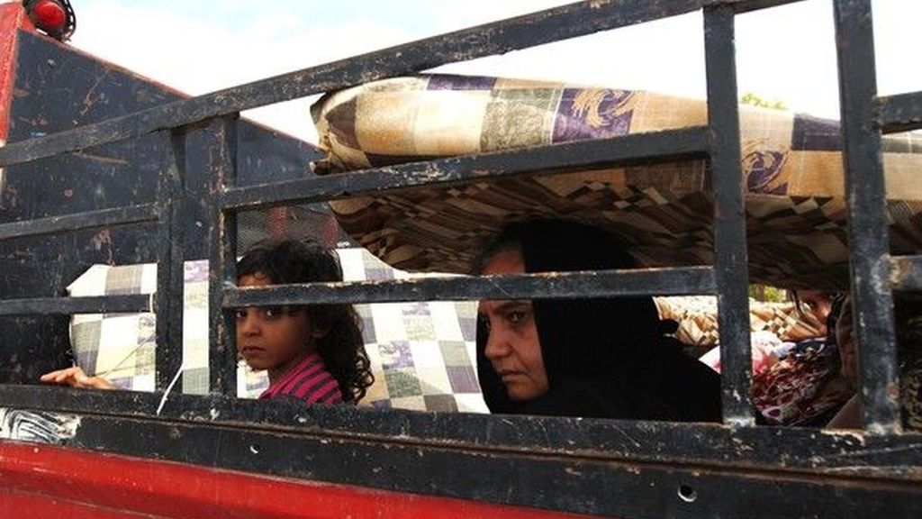 Una mujer y una niña huyen de Sirte aprovechando el alto el fuego