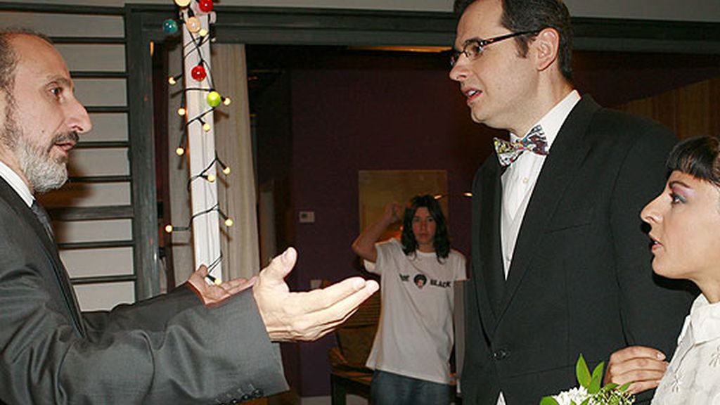 Cap. 9,T.2: 'Swingers, una boda exprés y una niña huerfanita'