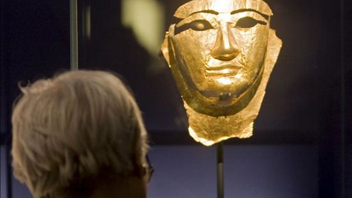 En la imagen, una persona observa una máscara funeraria en la exposición sobre el antiguo Egipto "Las puertas del cielo", en el museo del Louvre, en París, Francia. EFE/Archivo