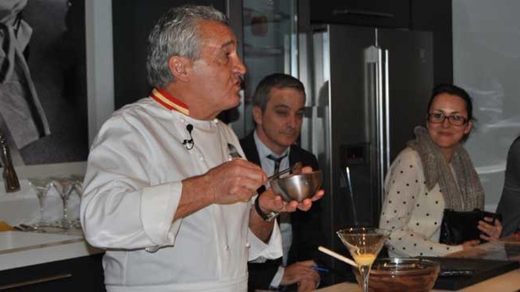 Paco Torreblanca enseña a los periodistas cómo hacer una copa de Mont Blanc
