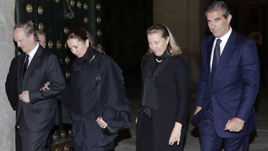 María Paloma y Cristina de Borbón Dos-Sicilias y Orleans acompañadas por sus respectivos maridos en el funeral de su padre
