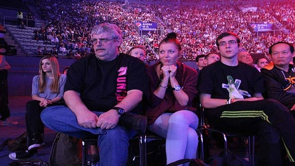 Miles de aficionados jalean a los equipos durante las finales de la 'LCS' en Madrid