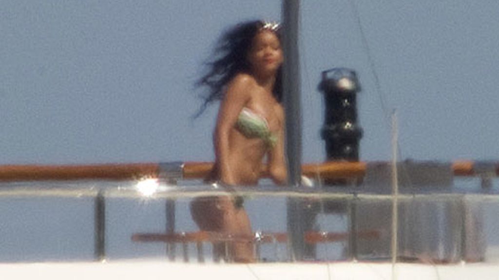 Rihanna disfruta en solitario de las vacaciones en la cubierta de su yate