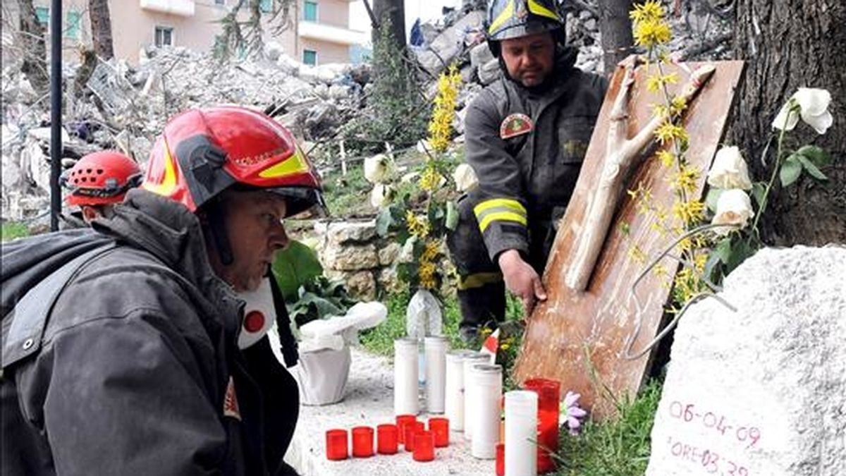 Un bombero reza junto a unos escombros tras el terremoto que sacudió la madrugada del pasado día 2 la región de Aquila, en Abruzzo, (centro de Italia). Tres días después del seísmo, la cifra de muertos asciende a 278, cuyo funeral de estado se celebrará mañana. EFE Un bombero reza junto a unos escombros tras el terremoto que sacudió la madrugada del pasado día 2 la región de Aquila, en Abruzzo, (centro de Italia). Tres días después del seísmo, la cifra de muertos asciende a 278, cuyo funeral de estado se celebrará mañana. EFE