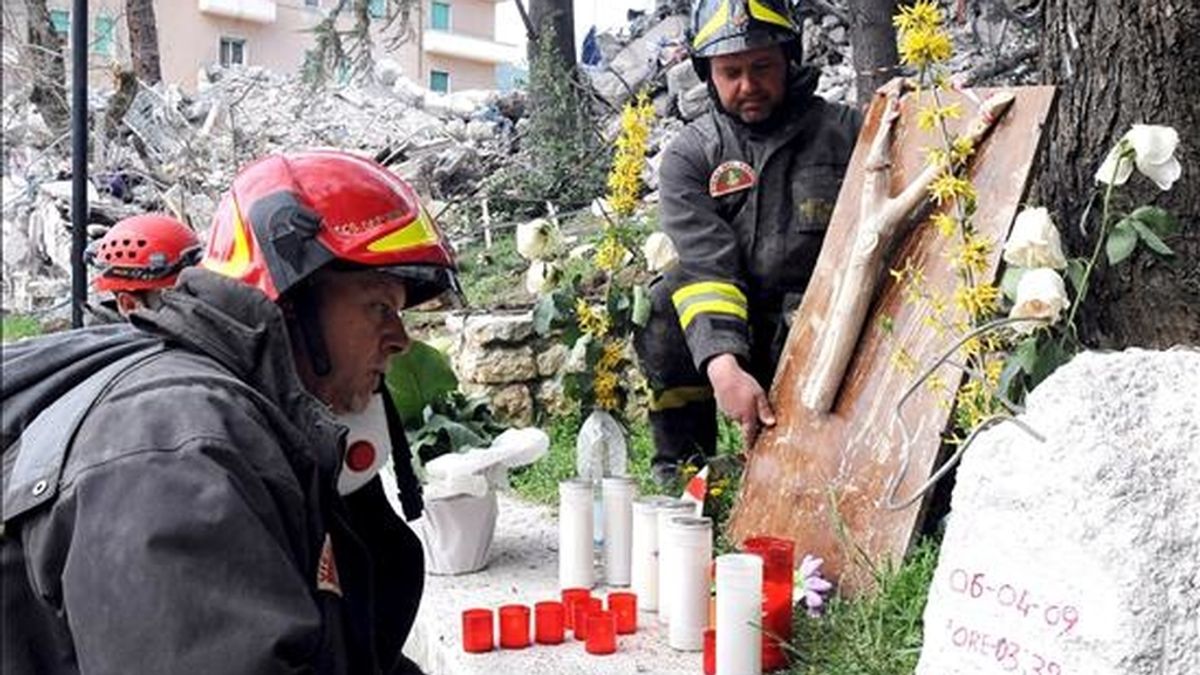 Un bombero reza junto a unos escombros tras el terremoto que sacudió la madrugada del pasado día 2 la región de Aquila, en Abruzzo, (centro de Italia).  Tres días después del seísmo, la cifra de muertos asciende a 278, cuyo funeral de estado se celebrará mañana. EFE