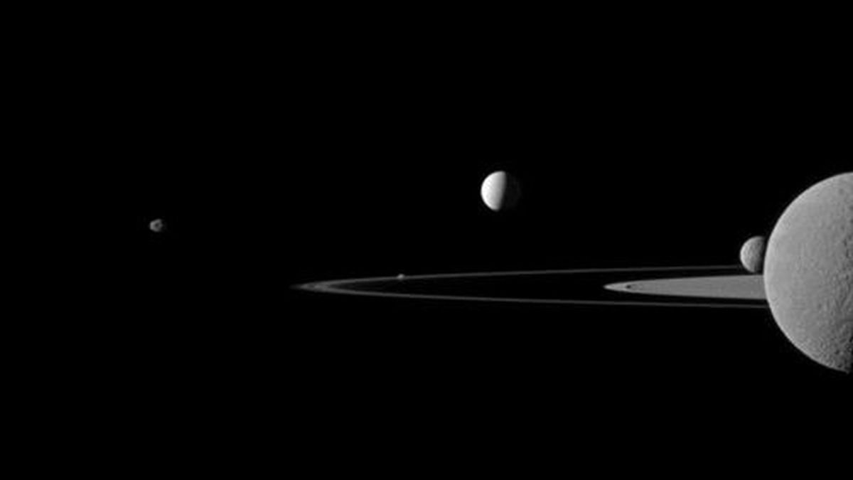 Cinco lunas de Saturno 'posan' junto a los anillos del planeta para la sonda Cassini