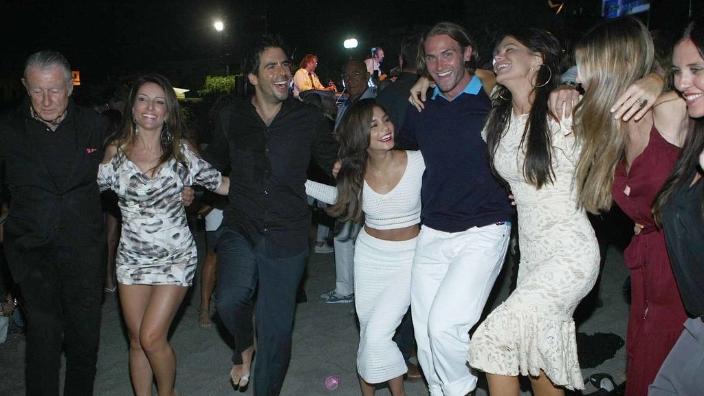 Fiesta en la playa y yoga en el yate: El finde 'chillout' de Vanessa Hudgens en Ischia