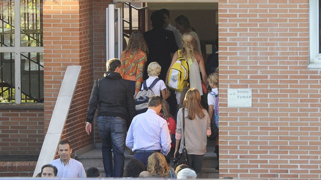 La Familia Real ha saludado a los periodistas desde el coche