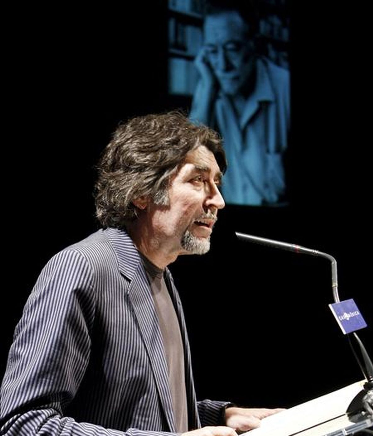 El cantante Joaquín Sabina, durante su intervención en el homenaje que se le ha rendido al escritor uruguayo Mario Benedetti, recientemente fallecido, en un acto celebrado en la Casa de América de Madrid. EFE