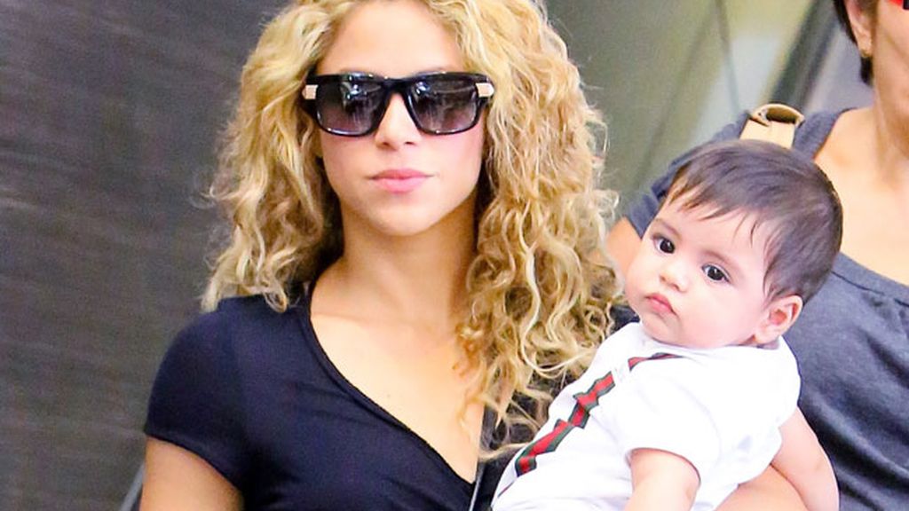 Shakira no se despega de su hijo