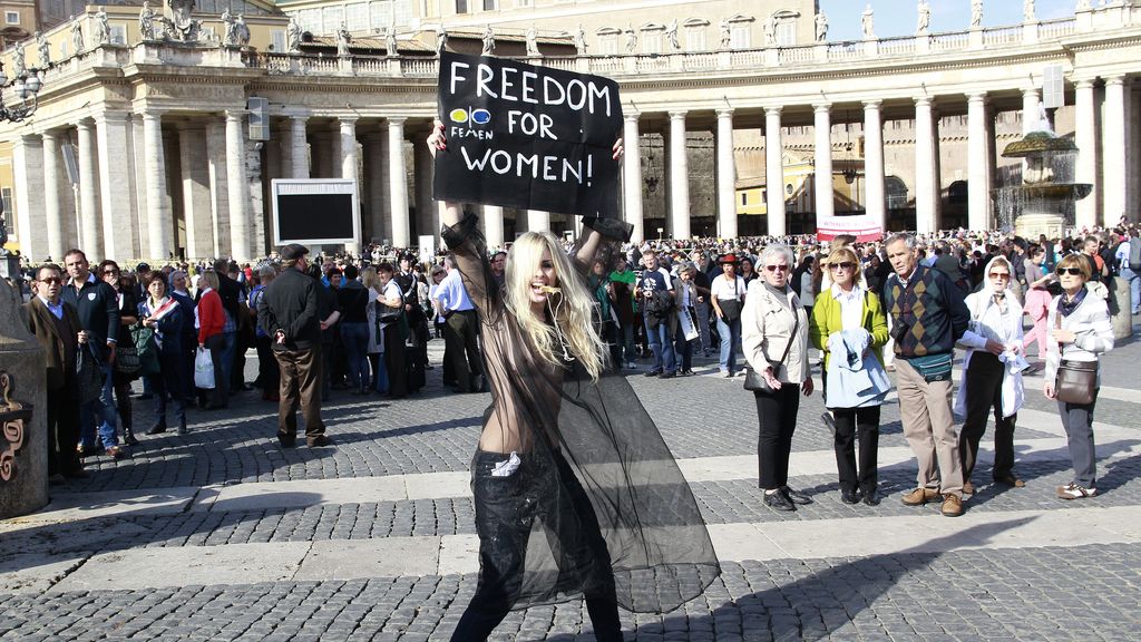 Protesta desnuda ante el Vaticano